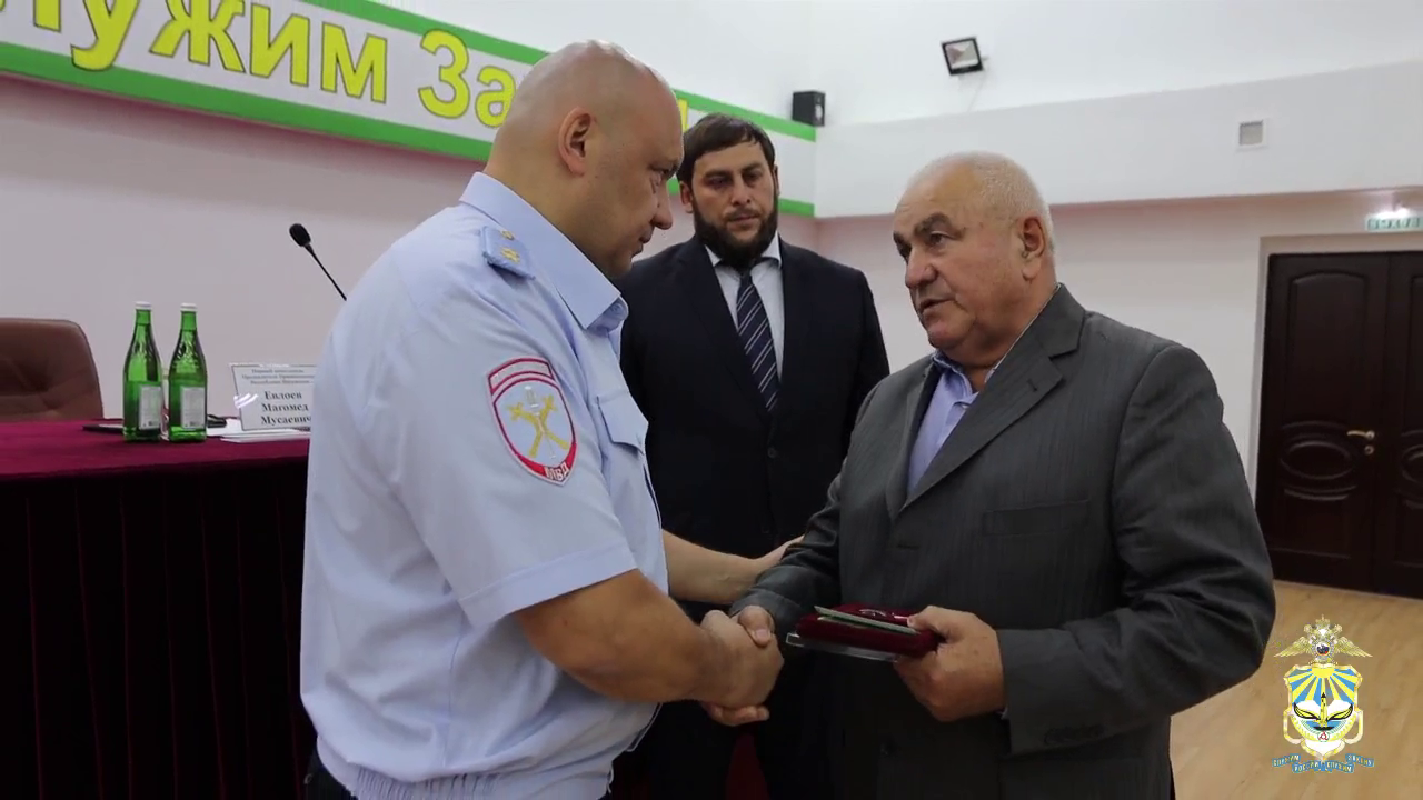 Руководитель МВД по Республике Ингушетия передал орден Мужества родителям погибшего офицера полиции