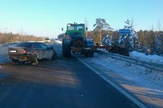 В Сургутском районе в массовом ДТП пострадали две пассажирки Mercedes-Benz