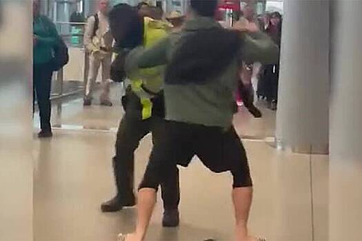 Турист подрался с полицейским в аэропорту из-за оружия и попал на видео