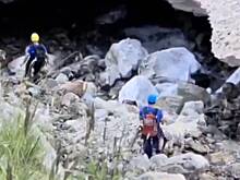 Спасатели вытащили провалившегося в снежную расщелину туриста на Домбае