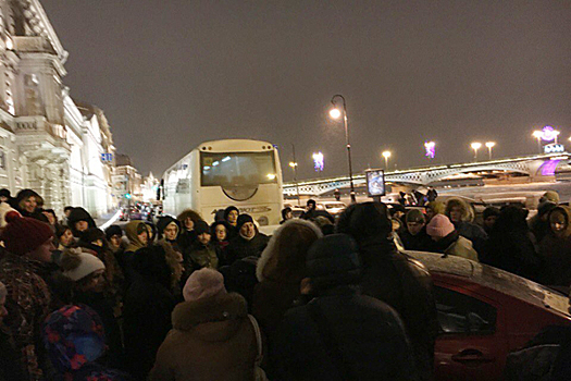 Желающие пожениться петербуржцы перекрыли набережную