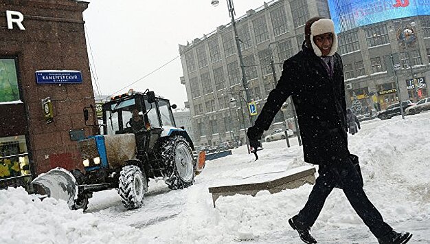 Коммунальные службы Москвы третьи сутки ликвидируют последствия снегопада