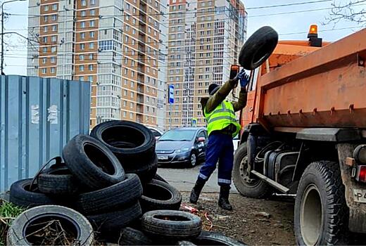 В перенасыщенном машинами Владивостоке использованные покрышки собирают тысячами в месяц