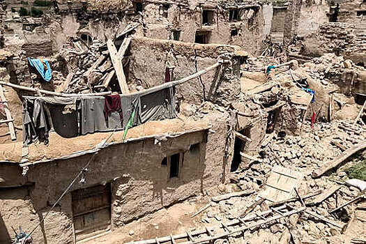 В результате землетрясений и наводнений в Афганистане пострадали десятки человек