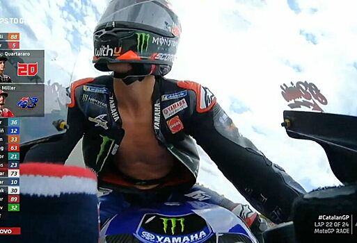 Лидер общего зачёта MotoGP проехал последние круги с расстегнувшимся комбинезоном. Видео