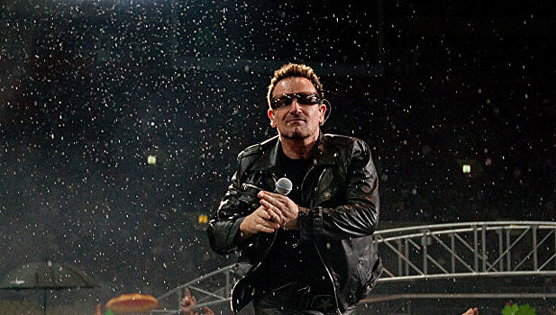 Фронтмен U2 раскритиковал власти Польши