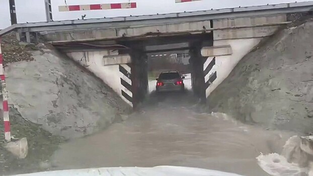 Улицы ушли под воду в Новороссийске 24 января