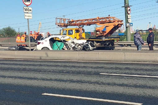 В Петербурге таксист врезался в автовышку, погиб его пассажир