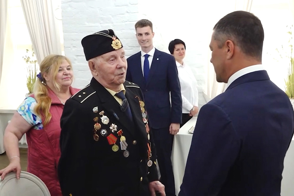 Выдворенному из Латвии ветерану ВОВ вручили российский паспорт