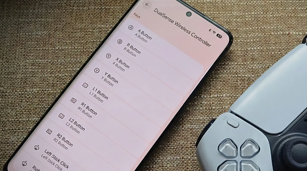 Показана часть интерфейса Android 17