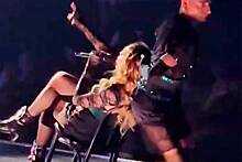 Падение 65-летней Мадонны на сцене попало на видео