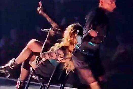 Падение 65-летней Мадонны на сцене попало на видео