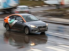 Автомобиль каршеринга угодил в кювет на шоссе в Петербурге