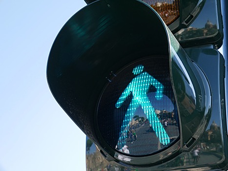 На шести переходах в ВАО изменили режим работы светофоров