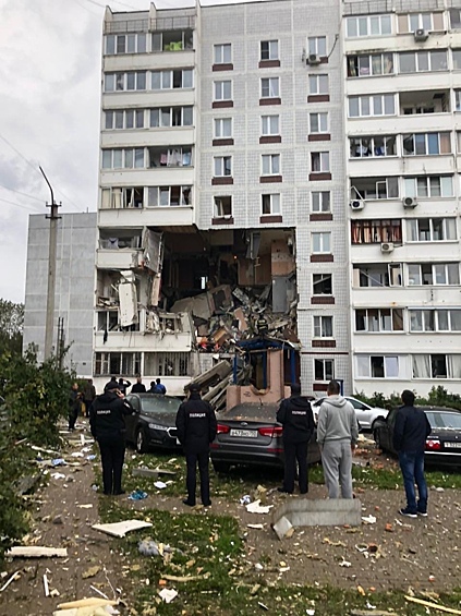 Взрывной волной выбиты окна и нарушено остекление балконов в соседних домах. 