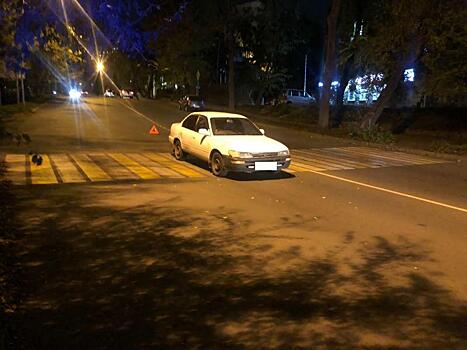 Во Владивостоке под колесами авто оказались пенсионерка и школьница