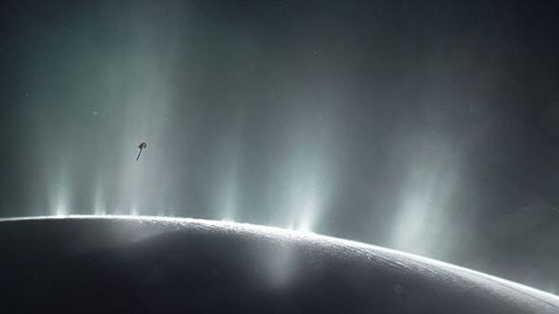 У луны Сатурна заметили гигантский гейзер