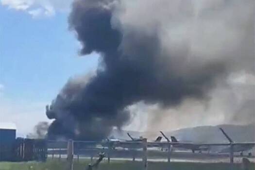 Несколько самолетов были охвачены огнем в аэропорту из-за одного пилота и попали на видео