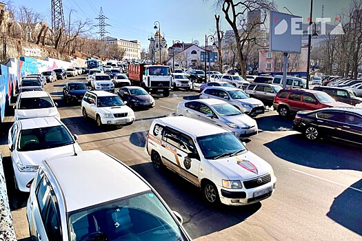 Предпраздничные заторы сковали дороги Владивостока на 8 баллов