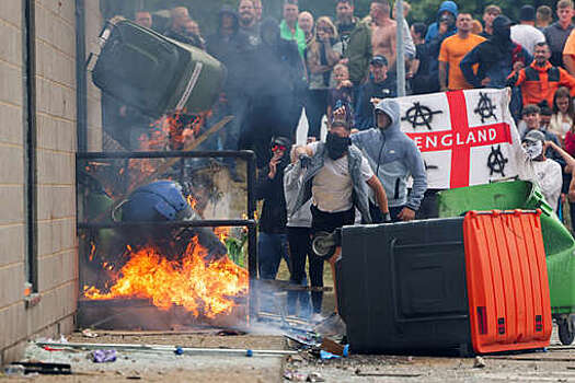 Начальник полиции Лондона выхватил микрофон у журналиста за вопрос о беспорядках