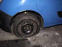 В Екатеринбурге мужчина протыкает колеса автомобилей местных жителей