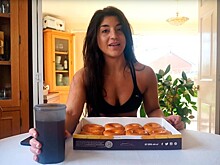 Девушка на спор съела 12 пончиков за 73 секунды