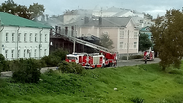 Нежилой дом на Набережной VI Армии загорелся в Вологде