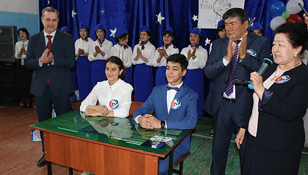 В Киргизии открыли парту героя космоса Салижана Шарипова