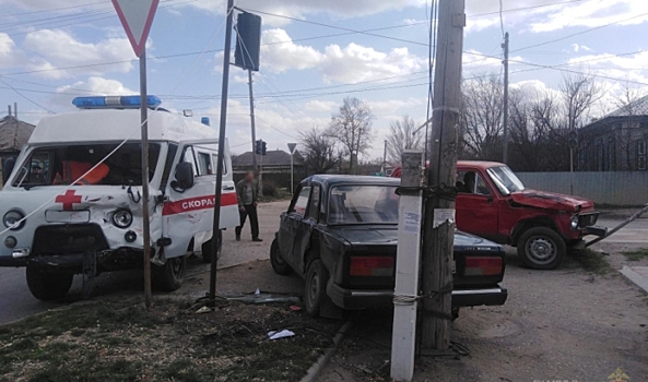 В Волгоградской области в ДТП со скорой пострадали три человека
