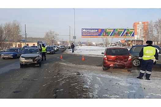Ехали с мамой домой: в Нижнем Тагиле машина с ребенком попала в дорожный "замес"