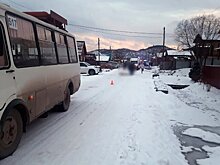 На Алтае автобус насмерть сбил ребенка, который скатился на ледянке на дорогу