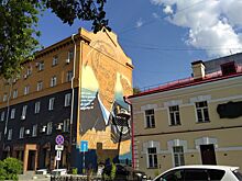 В центре Новосибирске на стене дома рисуют огромный портрет Юрия Кондратюка