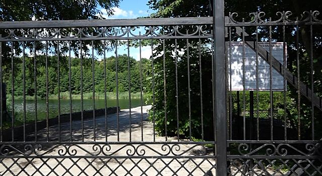 «Сыну сломали челюсть»,- хозяин дамбы в Гурьевске рассказал, почему оградил ее трехметровым забором