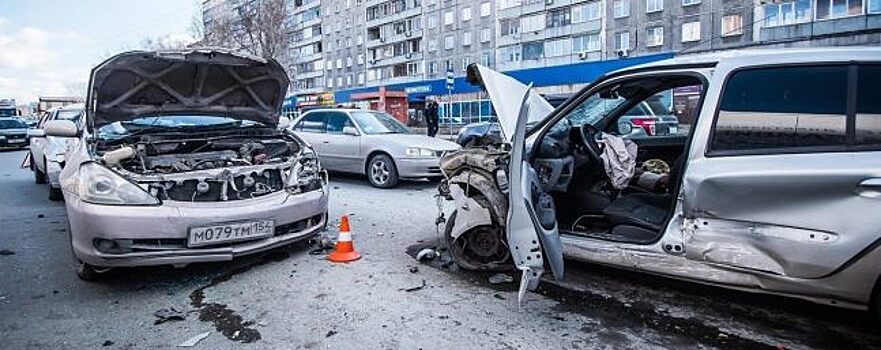 В Новосибирске произошло массовое ДТП с пятью автомобилями