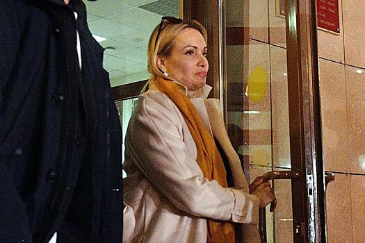 Редактор Марина Овсянникова уволилась с Первого канала после акции в прямом эфире