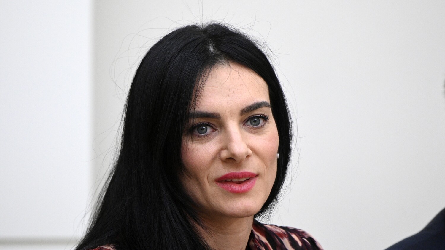 Приставы взыскали с Исинбаевой долг за дачу