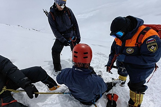 На Эльбрусе спасатели эвакуировали альпиниста с высоты 5 тысяч метров