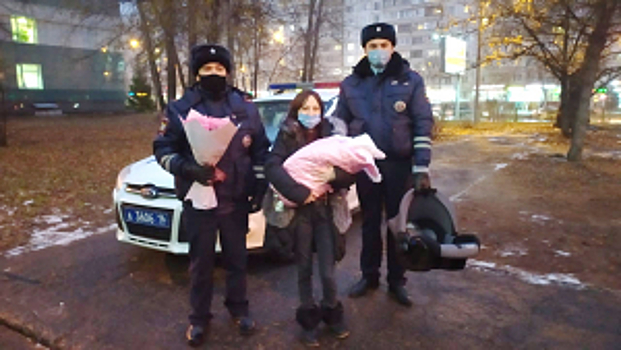 В Татарстане сотрудники ГИБДД передали автокресло для новорожденного, которому помогли появиться на свет
