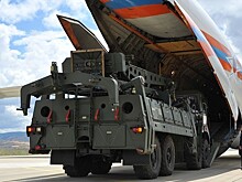 США пригрозили Турции санкциями за C-400