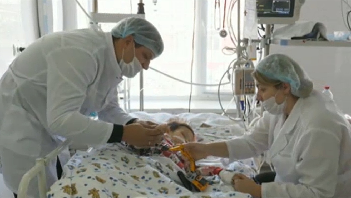 Клиники отказываются принять тюменского мальчика, который проглотил воздушный шарик и впал в кому
