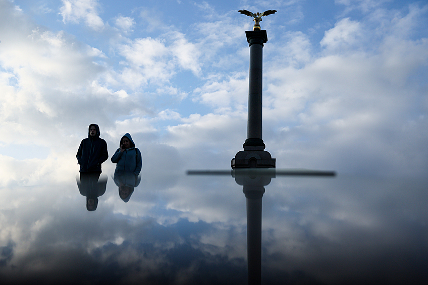 Горожане у памятника 1000-летию Ярославля, апрель 2025 года