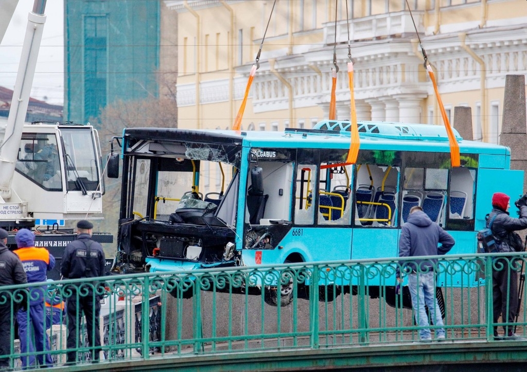 Водитель упавшего в Мойку автобуса назвал свою причину трагедии