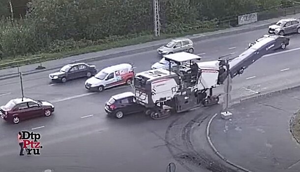 В Петрозаводске дорожная машина смяла кроссовер