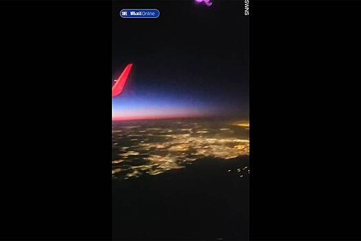Стюардесса сняла на видео светящийся розовый НЛО в полете над Европой