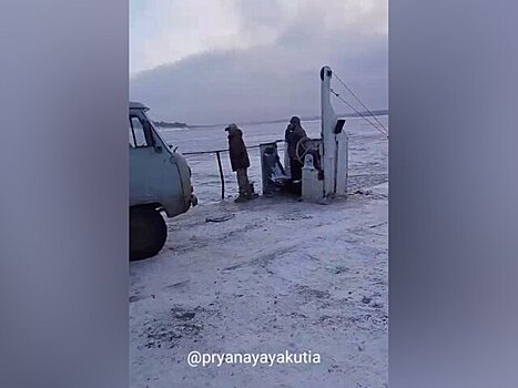 Паром с людьми застрял во льдах на реке Вилюй в Якутии