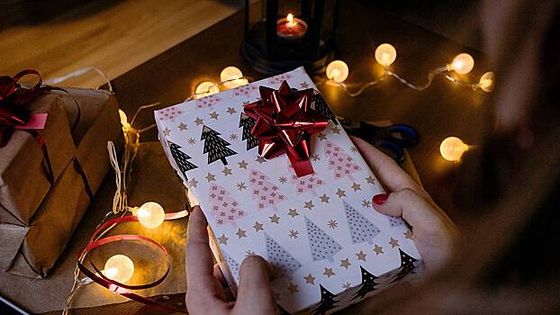 Психолог рассказала, как лучше вручить детям новогодние подарки