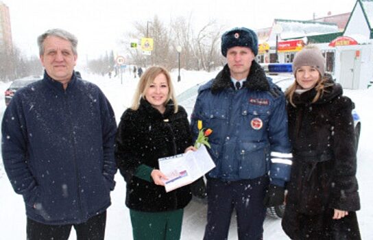 В Салехарде полицейские поздравили с 8 марта автоледи