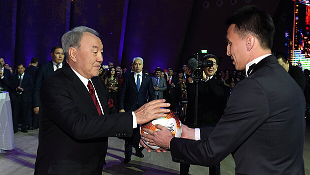 Пас Елбасы: Назарбаеву вручили мяч, выведший "Астану" в евровесну