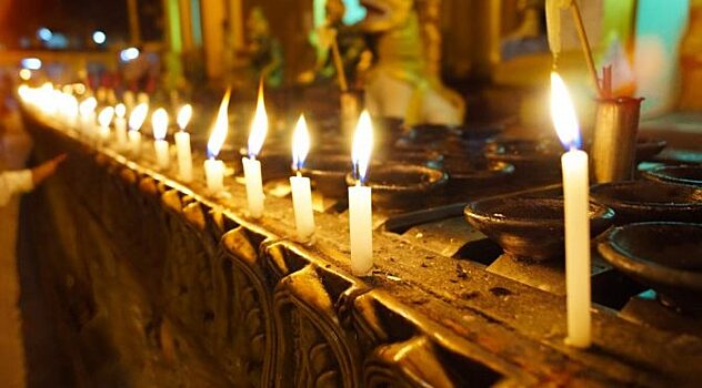 Как тушить храмовые свечи: мнения священников