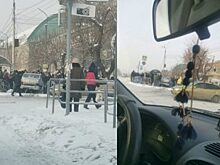 В Челябинске автомобиль влетел в толпу на остановке